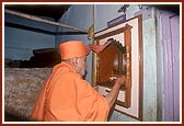 Swamishri kindles the arti in the ghar-mandir
