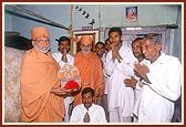 With the descendants of the brother of Pujya Purushottamdasji 