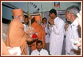 With the descendants of the brother of Pujya Purushottamdasji 