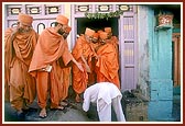 Swamishri coming out of the birthplace of Pujya Purushottamdasji