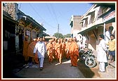 Swamishri in the streets of Varkheda