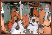 Swamishri visits another house sanctified by Shastriji Maharaj