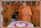 Swamishri blesses a balak