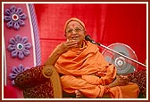 Pujya Balmukund Swami discourses to the assembly