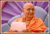 Swamishri listens to the discourse while attending to letters