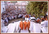 Swamishri descends the mandir steps after Thakorji's darshan