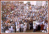 Devotees engaged in Swamishri's darshan while he descends the mandir steps 