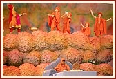 Swamishri performs his puja on the festival stage