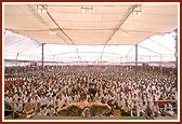 The massive Pushpadolotsav assembly 