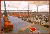 The massive Pushpadolotsav assembly 