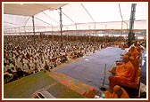 The massive Pushpadolotsav assembly 