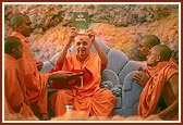 Swamishri inaugurates books published by Swaminarayan Aksharpith
