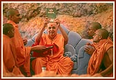 Swamishri inaugurates books published by Swaminarayan Aksharpith