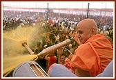 Swamishri sprayed left, right and center on devotees and sadhus. The powerful spray simply drenched all in a wave of joy and glory. The divine sight and experience made everyone oblivious of the mundane world.