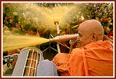 Swamishri sprayed left, right and center on devotees and sadhus. The powerful spray simply drenched all in a wave of joy and glory. The divine sight and experience made everyone oblivious of the mundane world.