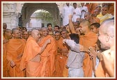 Swamishri happily responds to Suresh