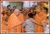 Swamishri happily responds to Suresh