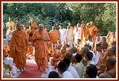 Swamishri performing pradakshina of the Yagnapurush Smruti Mandir