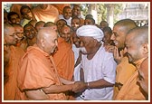 A dialogue between Swamishri and Ragha Bharwad