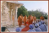 Swamishri doing pradakshina of Yagnapurush Smruti Mandir