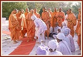Swamishri blesses the rural devotees at the Smruti Mandir