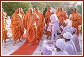 Swamishri blesses the rural devotees at the Smruti Mandir