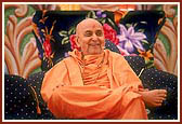 Swamishri blesses the satsang assembly