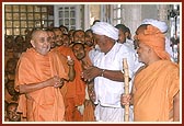 Swamishri explains the glory of Shri Harikrishna Maharaj to Shri Ragha Bharwad