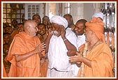 Swamishri explains the glory of Shri Harikrishna Maharaj to Shri Ragha Bharwad