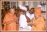 Swamishri explains the glory of Shri Harikrishna Maharaj to Shri Ragha Bharwad