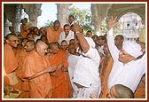 Swamishri rejoices with Ragha Bharwad