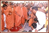 On 'Seva Day' Swamishri imparts an inspring message to sadhus and balaks