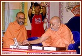 Swamishri performs pujan of Pujya Parampurush Swami's thesis 'Panchratra Shastra and Swaminarayan Sampraday' 
