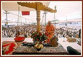 Honoring Shri Harikrishna Maharaj on a tula
