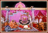 Swamishri devotionally rocks Shri Harikrishna Maharaj