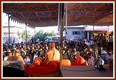 Swamishri addresses a special assembly of BAPS volunteers