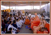 Swamishri addresses a special assembly of BAPS volunteers