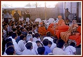 Swamishri addresses a special assembly of BAPS volunteers