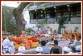 Swamishri discourses to an assembly in the middle of the darbar courtyard