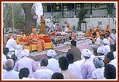 Swamishri discourses to an assembly in the middle of the darbar courtyard