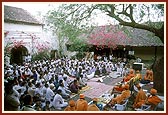 Swamishri discourses to an assembly in the middle of the darbar courtyard