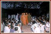 Swamishri departs from the assembly