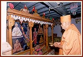 Swamishri performs arti of the mandir