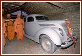 The Darbar of Dared had on several occasions driven Shastriji Maharaj in his car. (This car is kept for darshan in the mandir.)