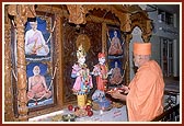 Performs arti of Thakorji