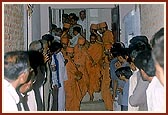 Swamishri departs from the hari mandir
