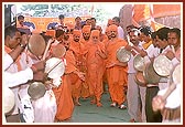 Oddisi devotees welcome Swamishri by playing the zalars (gongs)