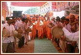 Oddisi devotees welcome Swamishri by playing the zalars (gongs)