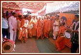 Devotees of Orissa and sadhus from Kolkata play the zalars and welcome Swamishri 