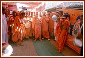 Devotees of Orissa and sadhus from Kolkata play the zalars and welcome Swamishri 